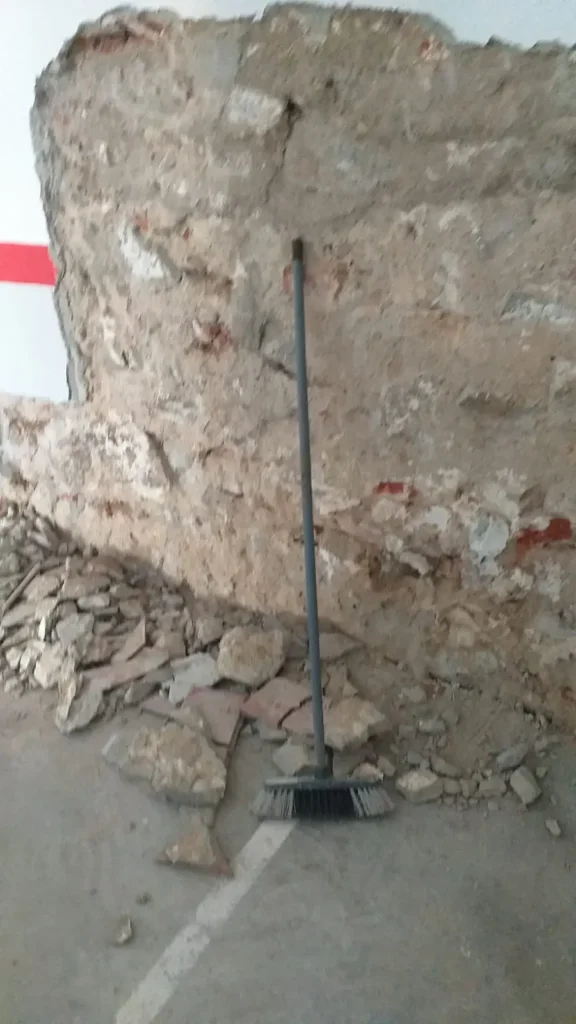 Pared de parqueadero destrozada por humedad en paredes